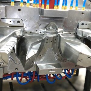 Coté punch moule injection complexe